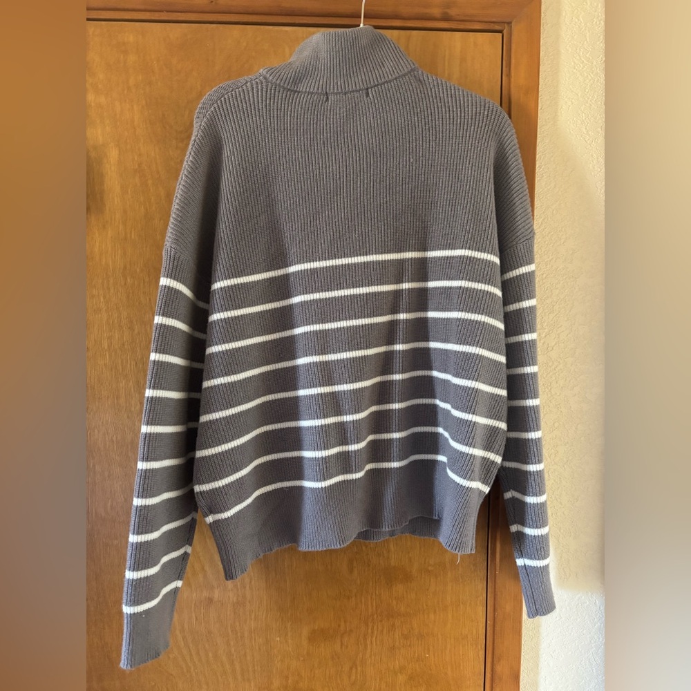Chic Gray Striped sweater - Picture 4 of 5